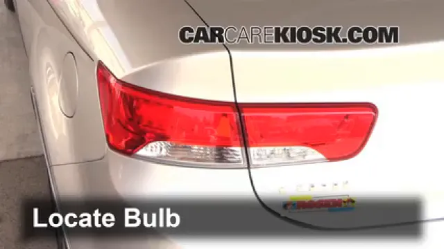 2013 Kia Forte Koup SX 2.4L 4 Cyl. Éclairage Feu clignotant arrière (remplacer l'ampoule)
